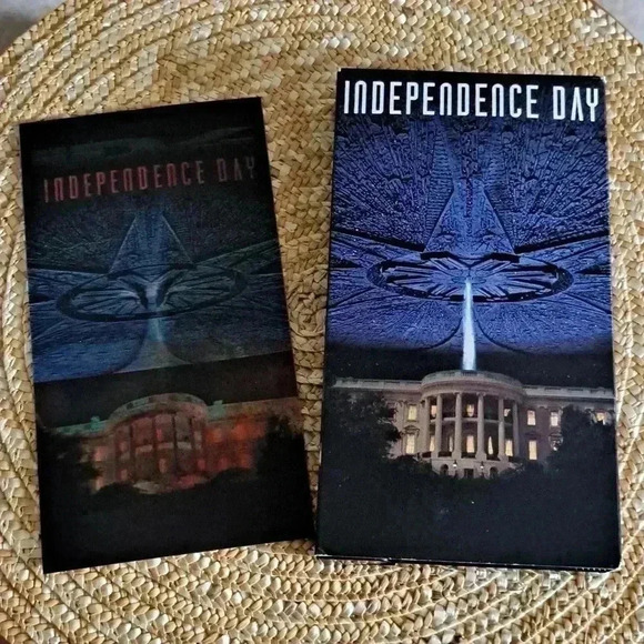 Movie VHS INDEPENDENCE DAY WITH SIGNED HOLOGRAM CARD - Picture 1 of 5